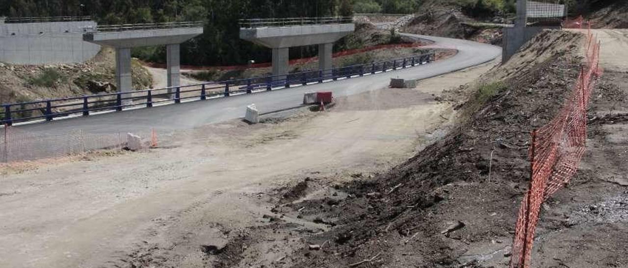 Estructura del futuro viaducto sobre la carretera provincial cortada. // Santos Álvarez