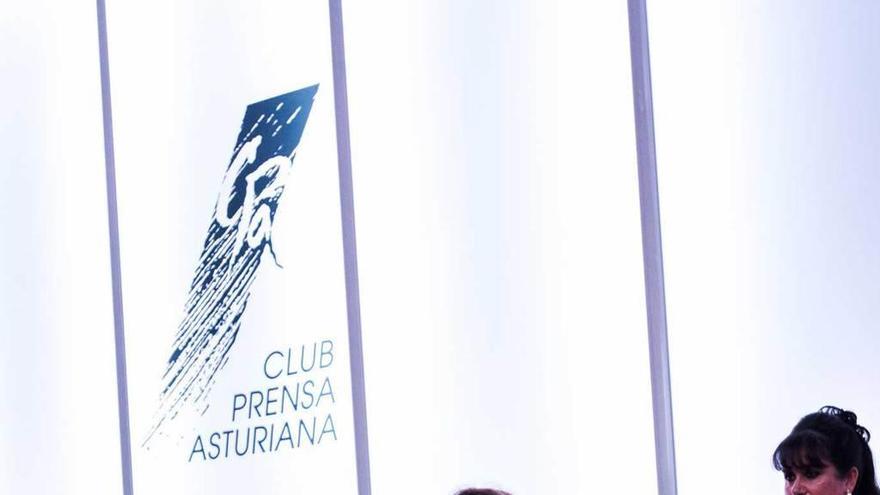 De izquierda a derecha, Ana Cristina Tolivar, Manuel Burgueras, Begoña García-Tamargo y María José Collazos, ayer, en el Club Prensa Asturiana de LA NUEVA ESPAÑA.