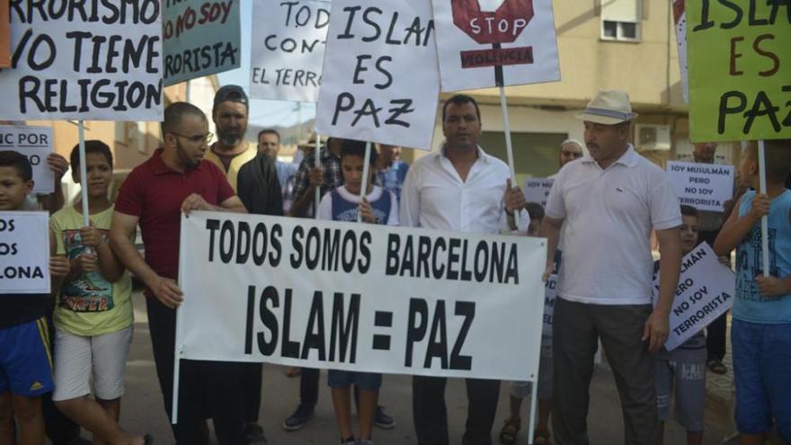 Manifestación de la comunidad musulmana en contra del terrorismo en La unión