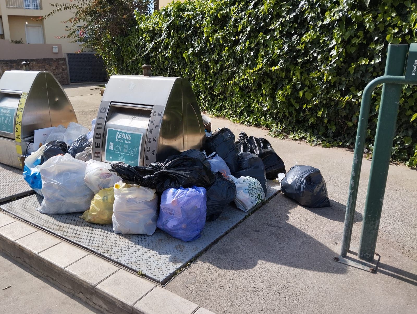 Formentera se llena de basura por la huelga