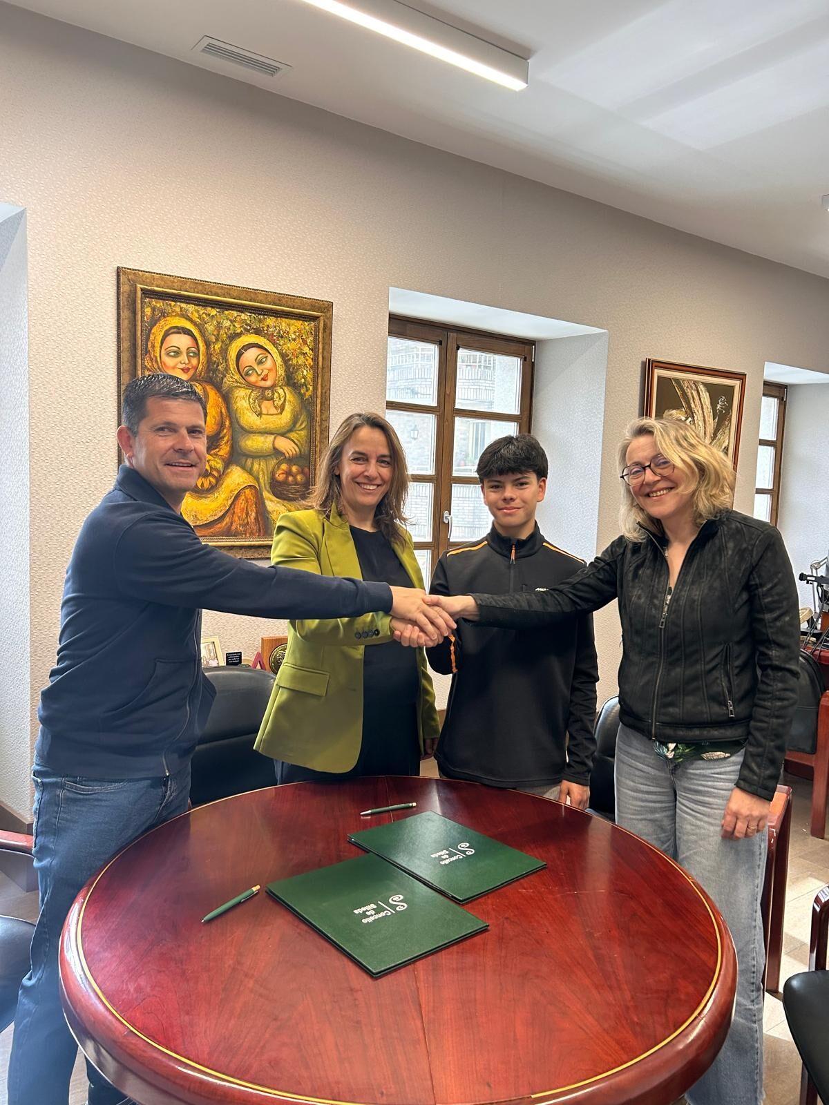 Pena y Mónica González Conde, con Marcos y Christian Costoya.