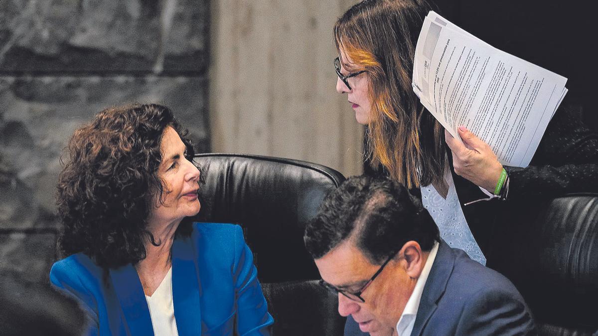 La titular de Hacienda, Matilde Asián, haba con la responsable de Bienestar Social, Candelaria Delgado, antes del Consejo de Gobierno, ayer.