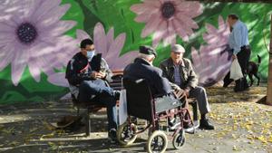 Ancianos en el barrio de La Florida, de L’Hospitalet de Llobregat, el pasado diciembre.