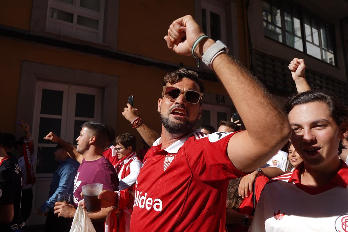 Aficionados del Sevilla por las calles de A Coruña antes del partido del Deportivo Aficionados del Sevilla por las calles de A Coruña antes del partido del Deportivo