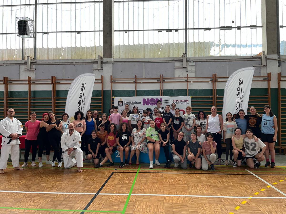 Participantes en el curso de defensa personal para mujeres impartido por el Sares en Rodeira.