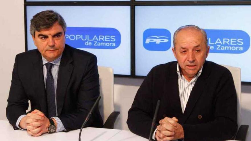 Jesús Sedano y Dionisio García Carnero, ayer en la sede del PP.
