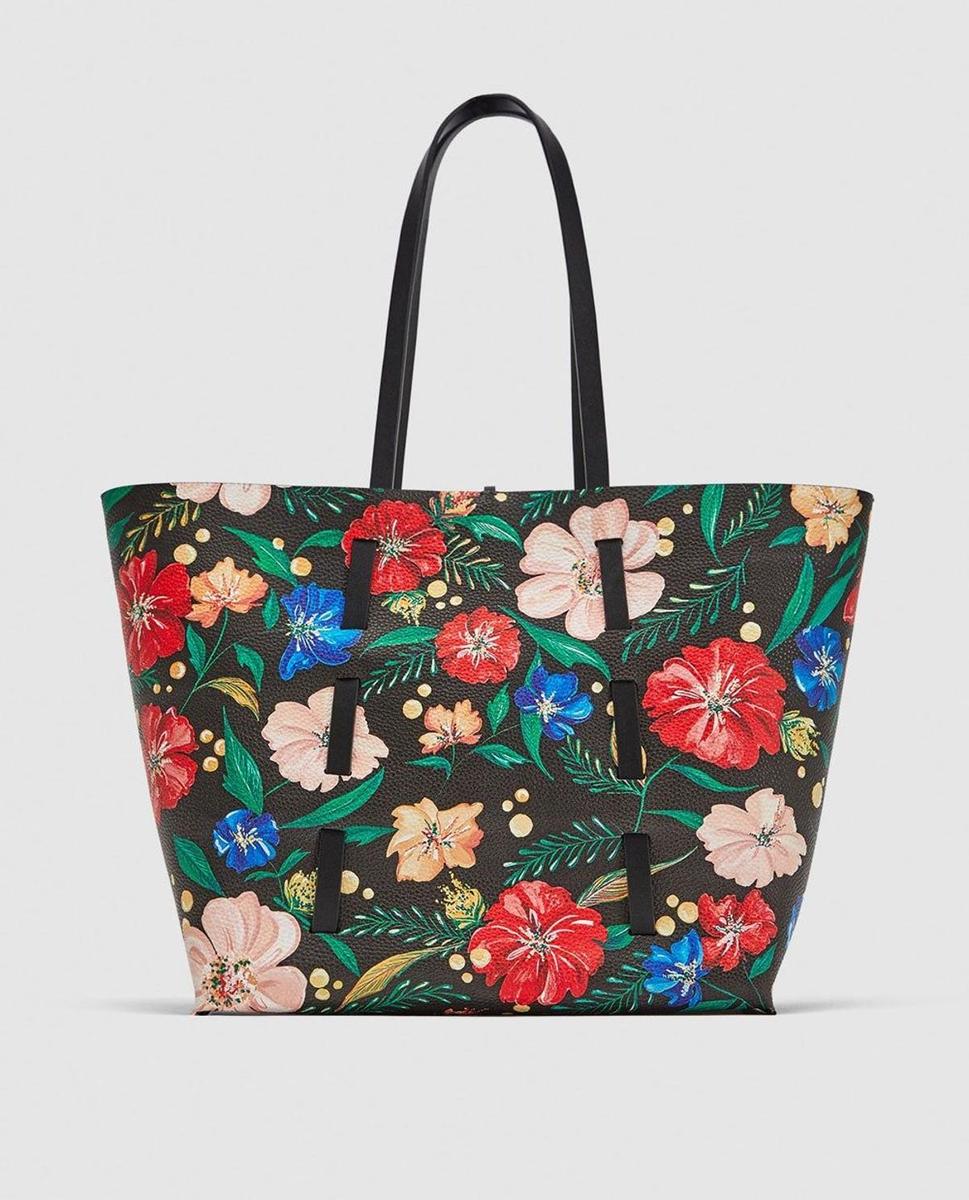 Bolso de flores de Zara. (Precio: 22,95 euros)