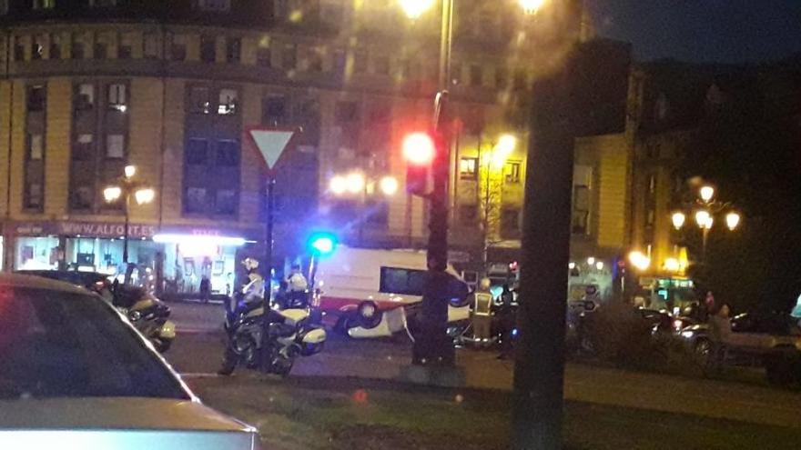 El vehículo volcado en la rotonda de entrada a la ciudad.