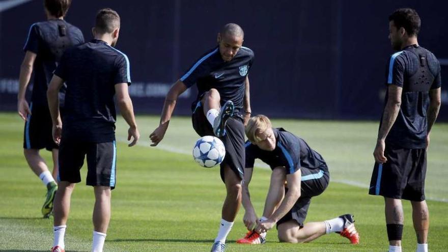 Neymar, en el centro con el balón, durante el entrenamiento de ayer del Barcelona.