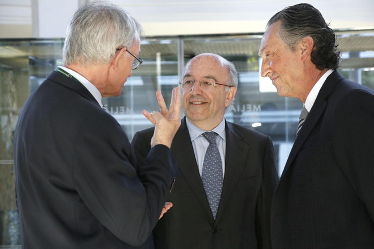 El president i el vicepresident del Cercle d’Economia, Antón Costas i Artur Carulla, conversen amb el vicepresident de la Comissió Europea, Joaquín Almunia (centre), en les jornades de Sitges, aquest dissabte.