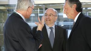 El president i el vicepresident del Cercle d’Economia, Antón Costas i Artur Carulla, conversen amb el vicepresident de la Comissió Europea, Joaquín Almunia (centre), en les jornades de Sitges, aquest dissabte.