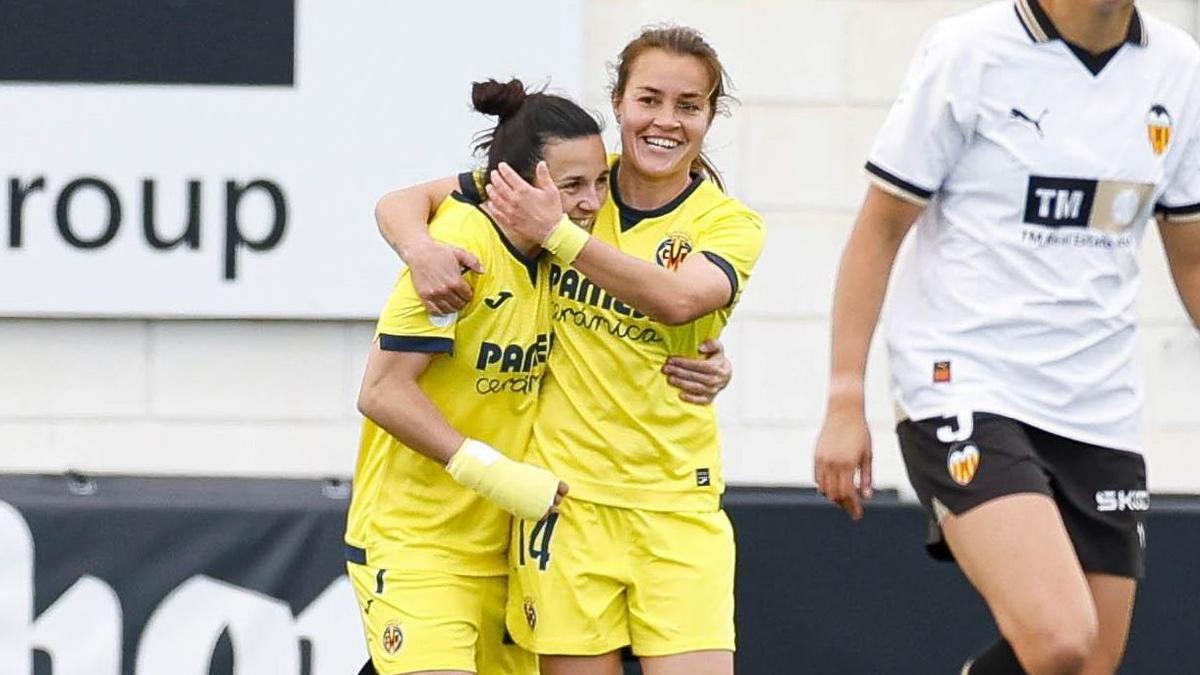 Lucía Gómez (i), que asistió a McKenna en el 0-1 ante el Valencia, y Nerea Pérez (c).