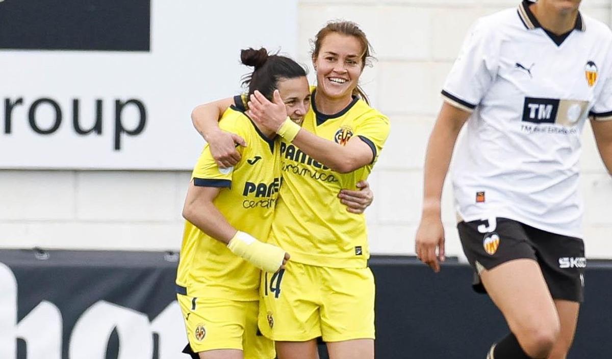 Lucía Gómez (i), que asistió a McKenna en el 0-1 ante el Valencia, y Nerea Pérez (c).