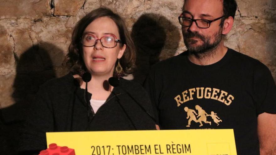 La diputada Eulàlia Reguant, acompanyada pel també diputat de la CUP Benet Salellas.