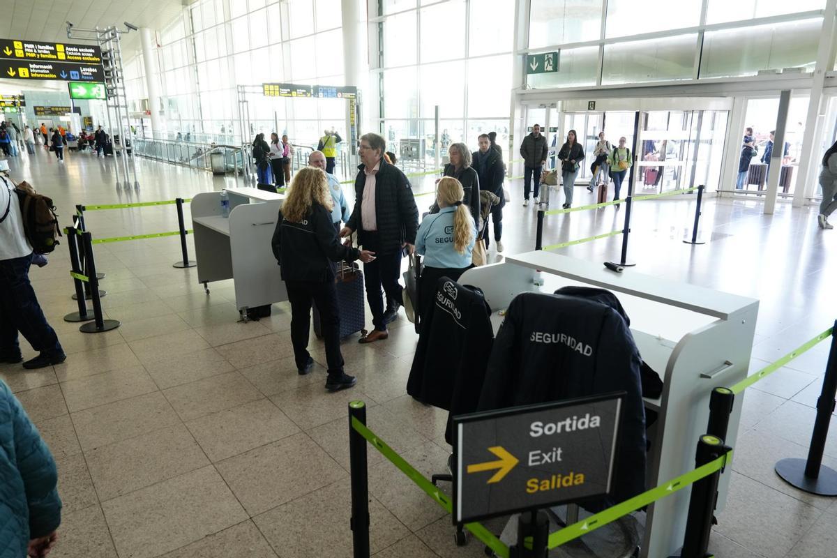 Único acceso a la zona de Salidas desde la fachada principal de la terminal 1 del aeropuerto de Barcelona-El Prat, con en control de seguridad.
