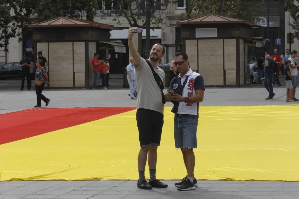 Caravana de vehículos con banderas españolas en València