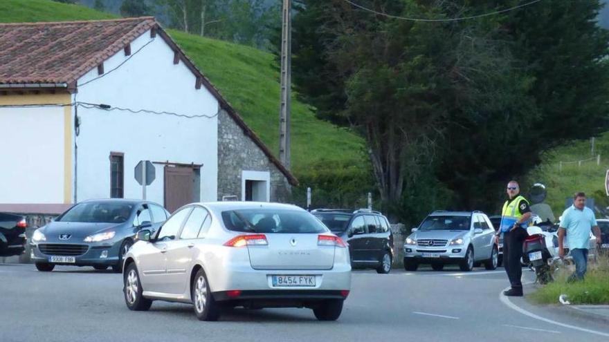 El atasco que se formó ayer para salir de Villaviciosa.