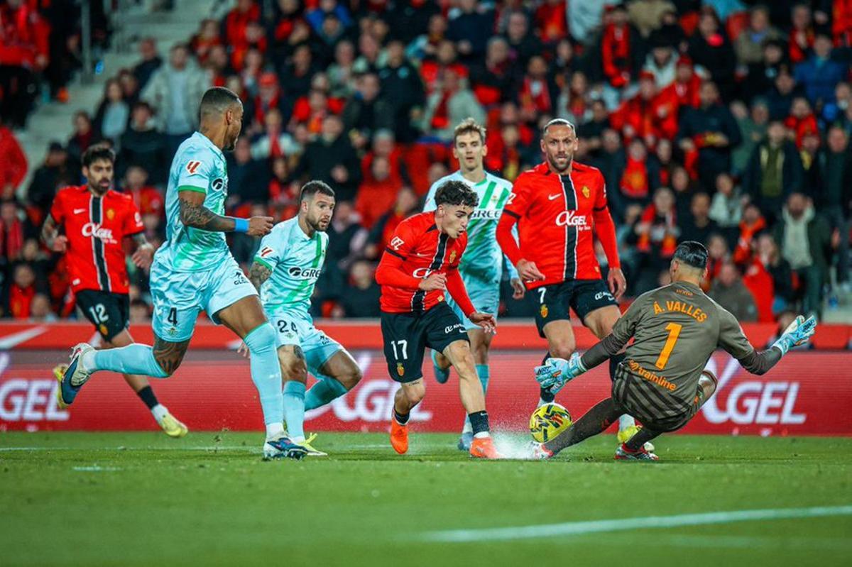 Virgili remata durante el partido ante el Betis.