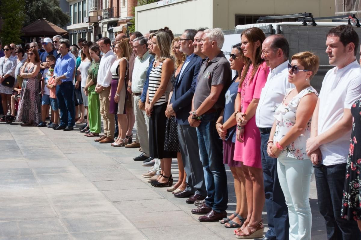 Toda la provincia de Castellón muestra en silencio su repulsa por los atentados