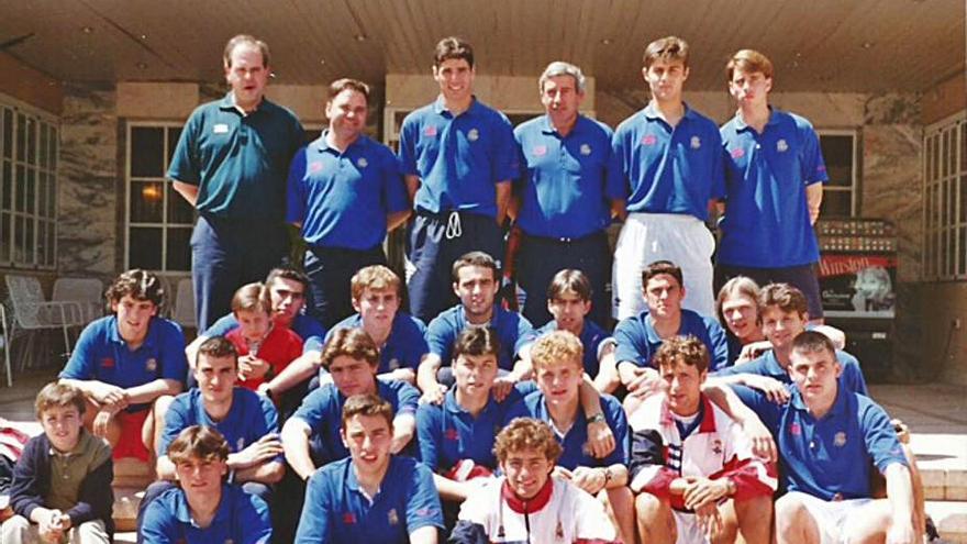 El equipo al completo del Deportivo juvenil que se proclamó campeón en 1996. De arriba a abajo y de izquierda a derecha: Miguel y Cholo (utilleros), Nacho, José María Blanco (entrenador), Adolfo, Carlos; Naya, Moscoso, Araguás, Pablo López, Oliva, Dani Mallo, Bugarín, Toni; Roberto, Amarelle, Víctor, Coloma, Luis, Diego; Xaco, Deus y Cedeira. |  // DAVID OLIVA