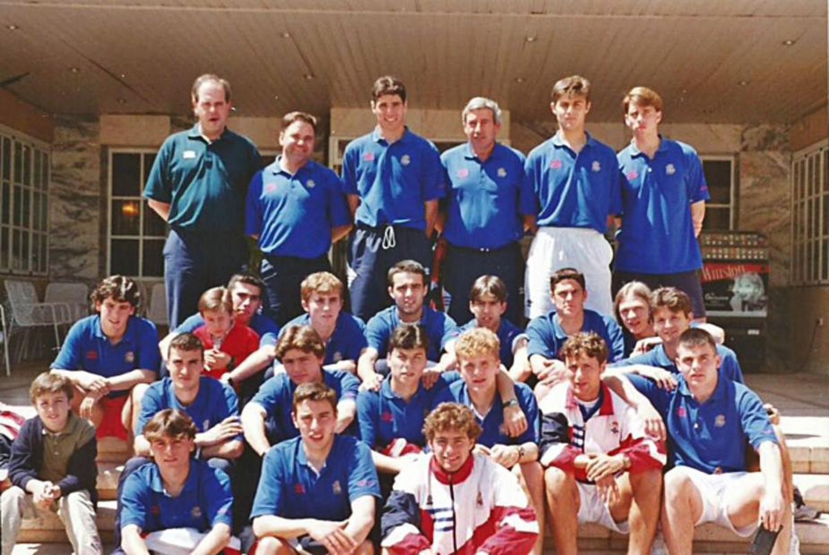 El equipo al completo del Deportivo juvenil que se proclamó campeón en 1996. De arriba a abajo y de izquierda a derecha: Miguel y Cholo (utilleros), Nacho, José María Blanco (entrenador), Adolfo, Carlos; Naya, Moscoso, Araguás, Pablo López, Oliva, Dani Mallo, Bugarín, Toni; Roberto, Amarelle, Víctor, Coloma, Luis, Diego; Xaco, Deus y Cedeira. | // DAVID OLIVA