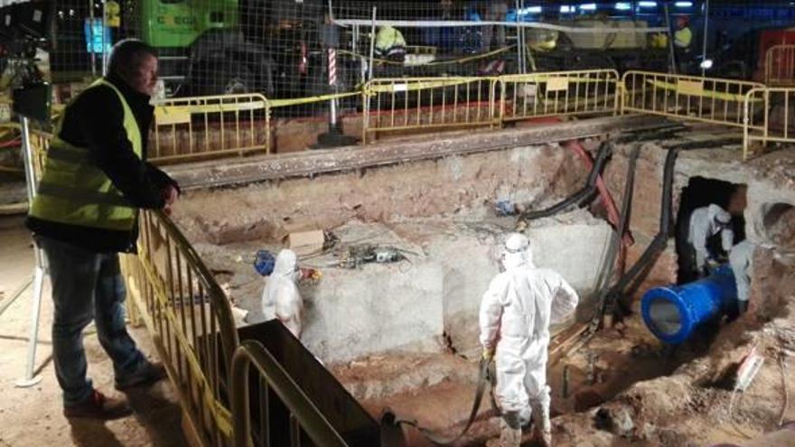 El alcalde observa las obras en la rotonda del Port.