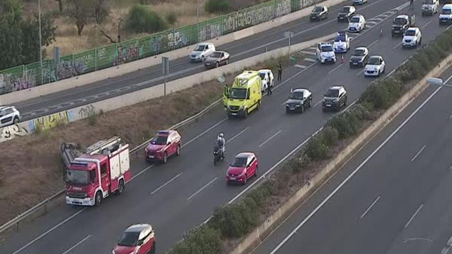 Efectivos de emergencias, junto al coche volcado en la autopista de Inca.