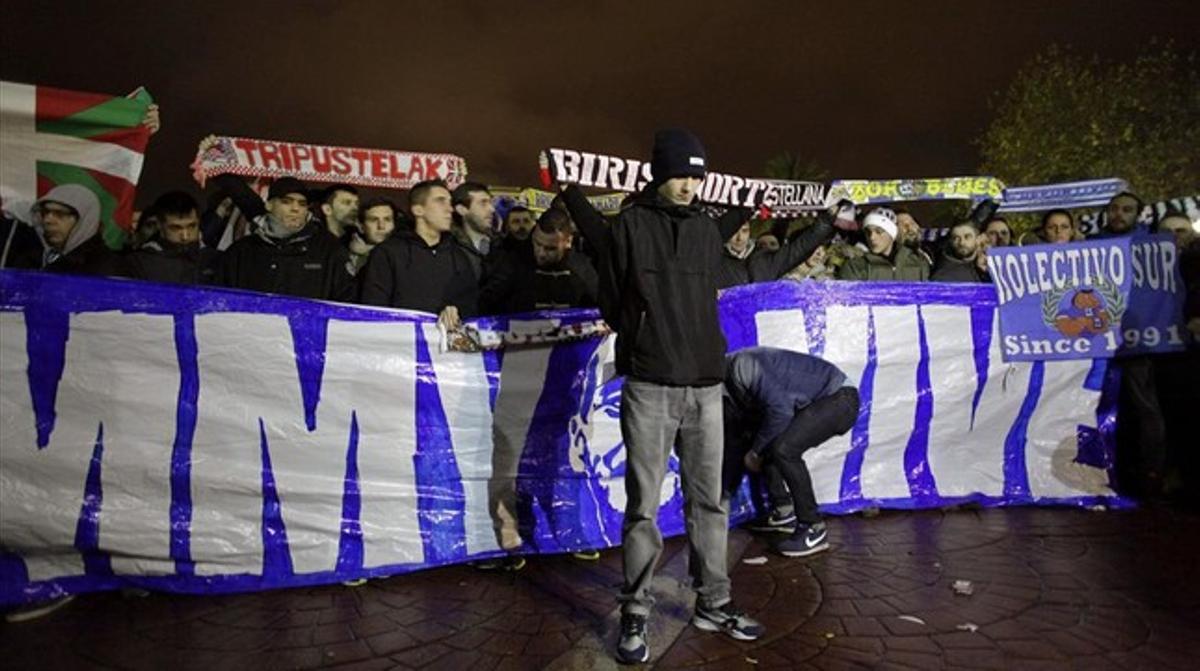 Els Riazor Blues, concentrats en memòria de Jimmy a prop de l’estadi de Riazor.