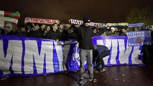 Els Riazor Blues, concentrats en memòria de Jimmy a prop de l’estadi de Riazor.