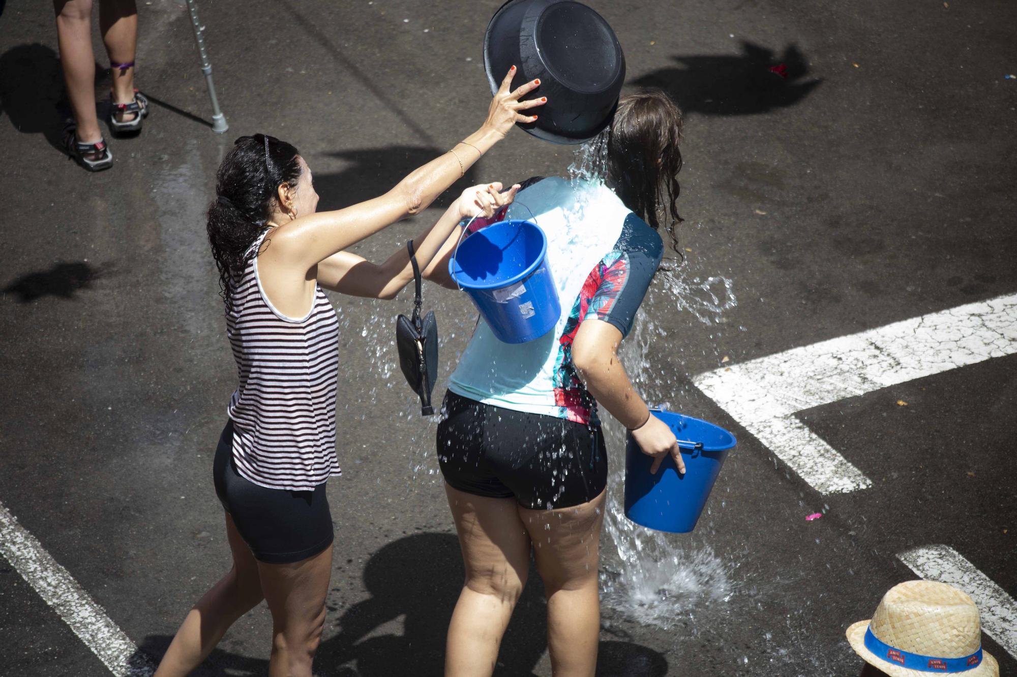 Más de 80.000 litros de agua bañan La Torre de les Maçanes