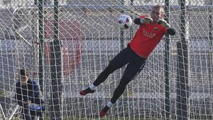 Jasper Cillessen, durante el entrenamiento de esta mañana en la Ciutat Esportiva Joan Gamper