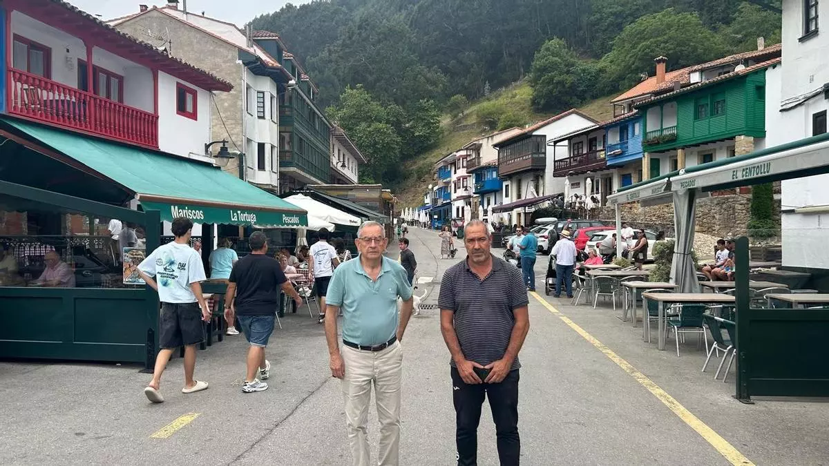 Los vecinos y hosteleros de Tazones piden consensuar la regulación del tráfico en el casco urbano y reclaman más aparcamientos: “De nada sirve cobrar por estacionar si no hay plazas”