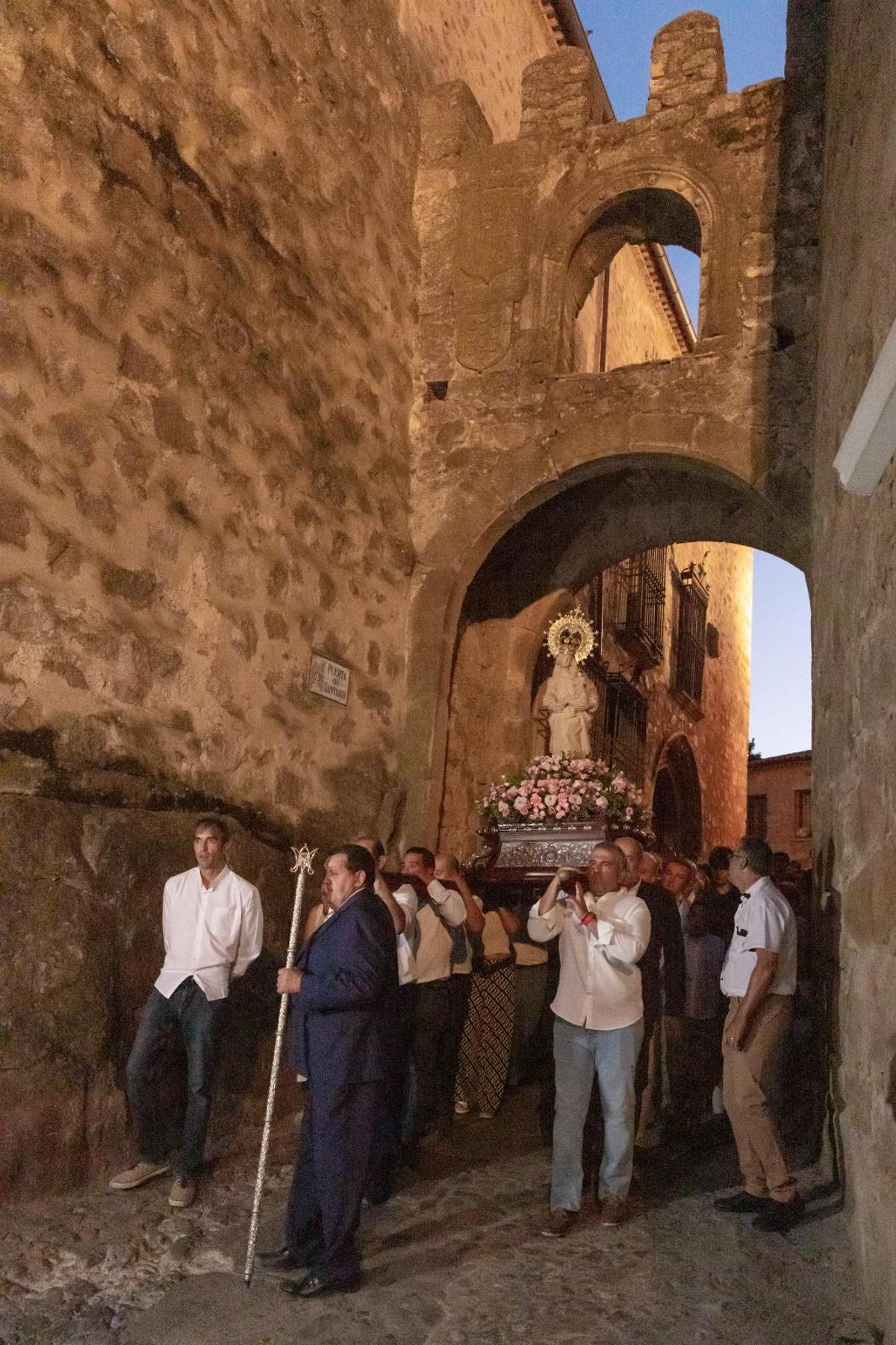 Los trujillanos expresan su cariño a la patrona.