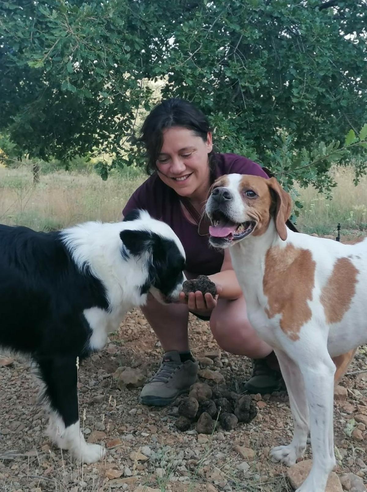 Luca, Tana y Virginia junto a trufas encontradas en sus campos.