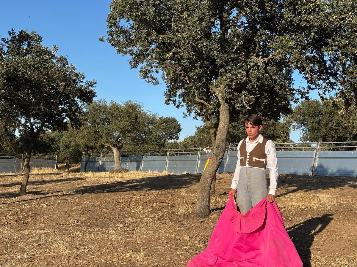 GALERÍA | Alumnos de la Escuela Taurina de Navas del Rey participan en una retienta en la ganadería Toros Villalpando