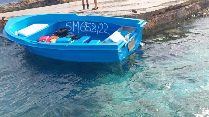 La barca, amarrada en el puerto de es Caló, tras el desembarco.