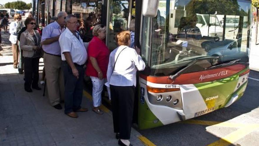 Personas mayores cogiendo un autobús urbano.