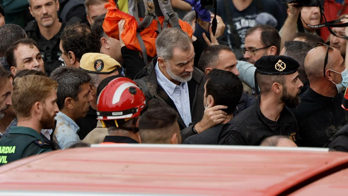 Felipe VI en su visita a Paiporta