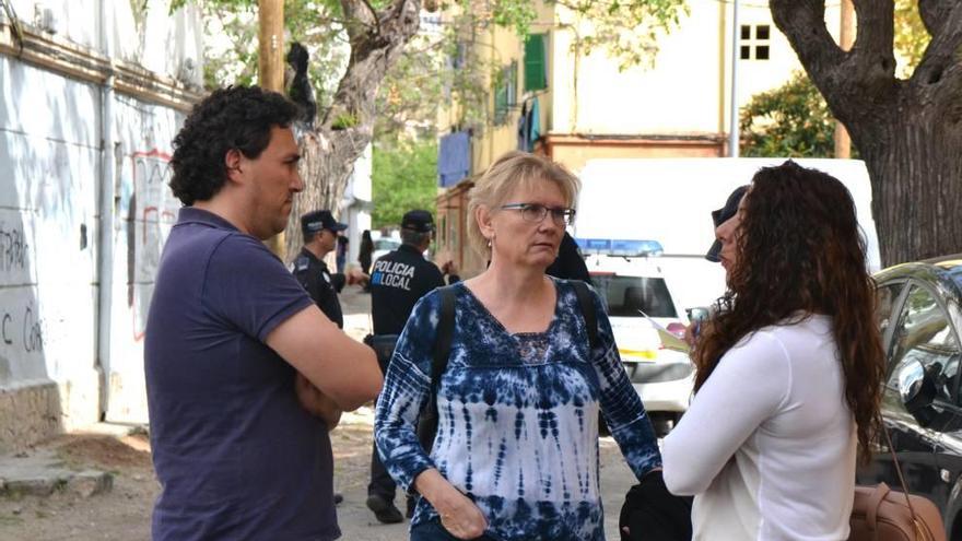 Anna Moilanen, defensora de la Ciudadanía, en la poda de ramas en Camp Redó.