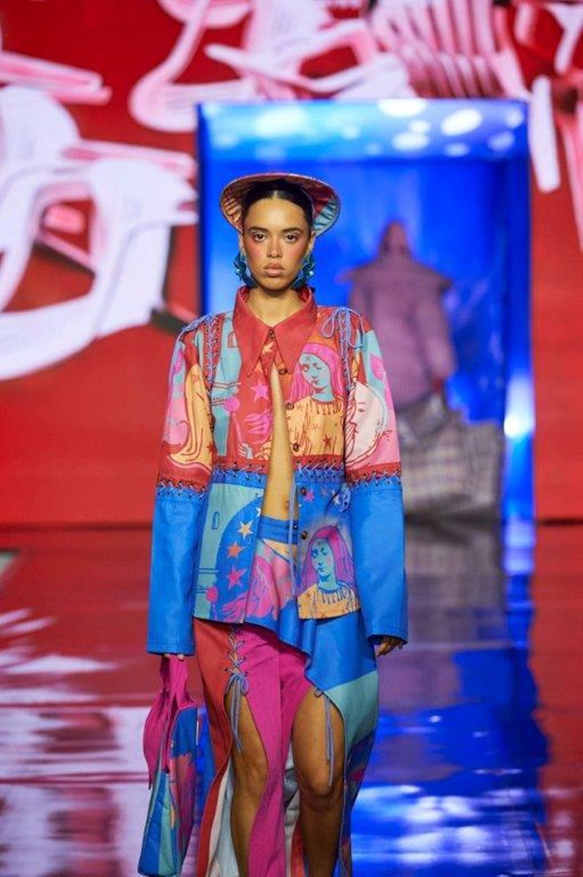 Momento del desfile de la ganadora del Concurso de Jóvenes Diseñadores, Annaiss Yucra