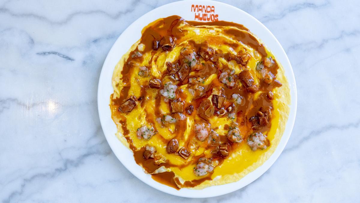 La tortilla abierta con oreja y tartar de gambas de Manda Huevos.