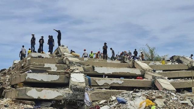 Rescatistes i voluntaris sobre les restes d’un edifici que va col·lapsar a La Guaira. | RONALD PEÑA / EFE