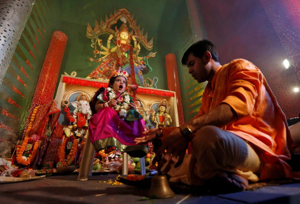 Soumili Mukherjee, a five-year-old girl dressed ...