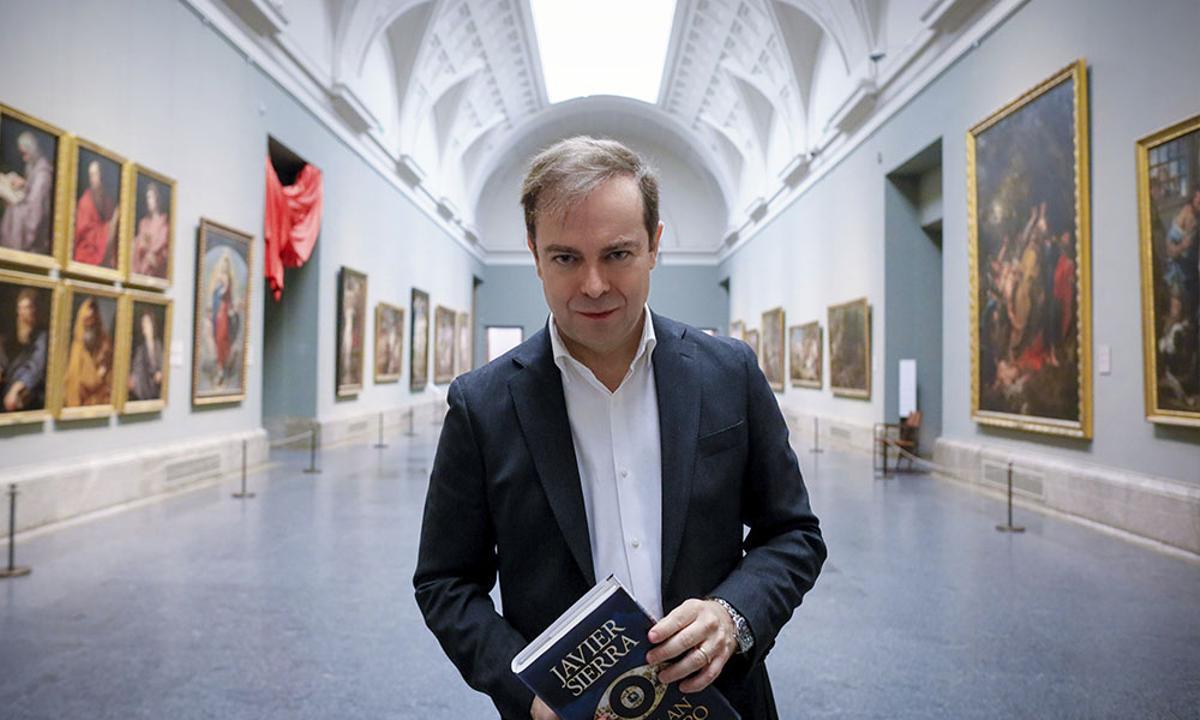Javier Sierra, con su nuevo libro, en el Museo del Prado.
