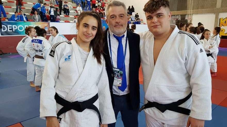 Sabela Lage y Antonio Sandino junto a su entrenador del Judo Club Oleiros.