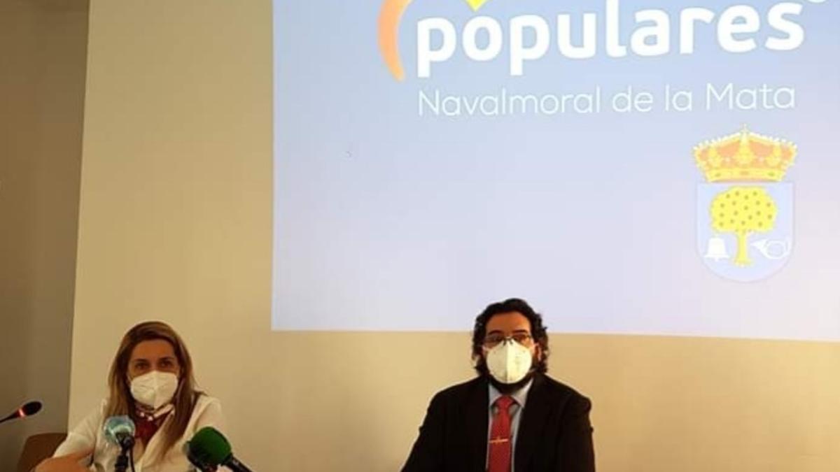 El portavoz del PP de Navalmoral de la Mata, Jaime Vega, junto a la edil, Nuria Camacho.