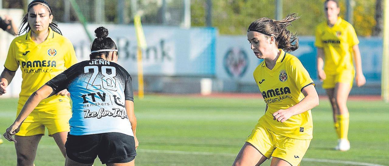Nuria Penalba, la joven delantera del Villarreal D, es una de las promesas amarillas y la máxima goleadora provincial en Primera Regional con siete tantos.