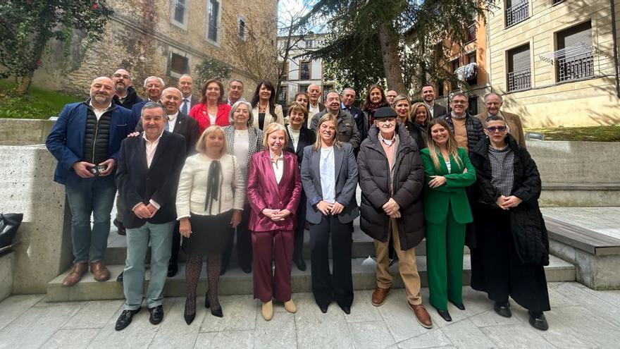 Los integrantes del Consejo de Comunidades Asturianas, ayer, en el patio del Real Instituto de Estudios Asturianos (RIDEA). |