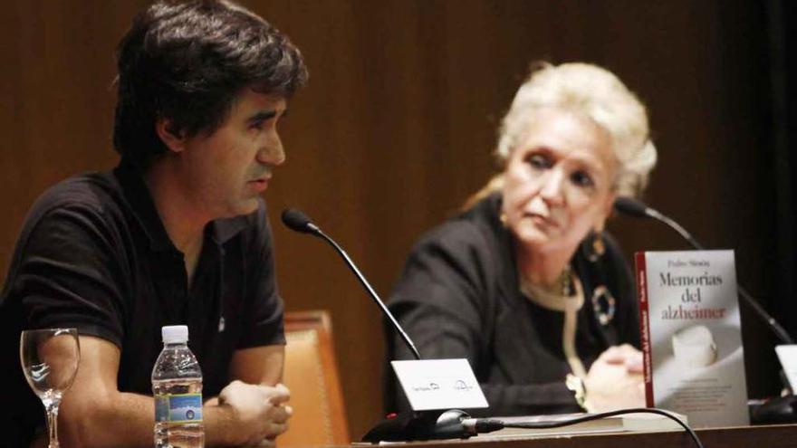 El periodista, en su última visita al Club LA OPINIÓN-EL CORREO DE ZAMORA, junto a Carmen Ferreras.