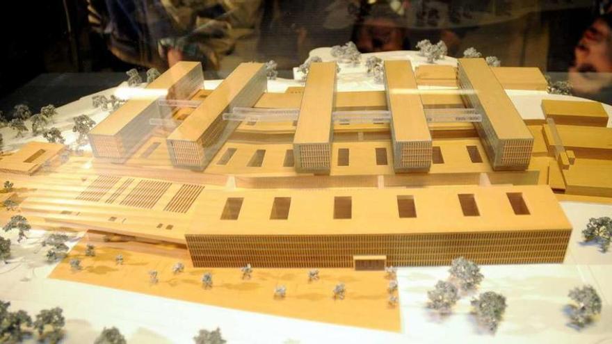 Maqueta del hospital de Monte Carrasco presentada por Feijóo en el año 2010. // Rafa Vázquez